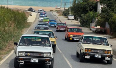 Klasik otomobil tutkunları Arnavutköy’de bir araya geldi