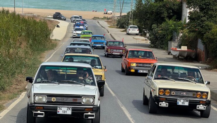 Klasik otomobil tutkunları Arnavutköy’de bir araya geldi