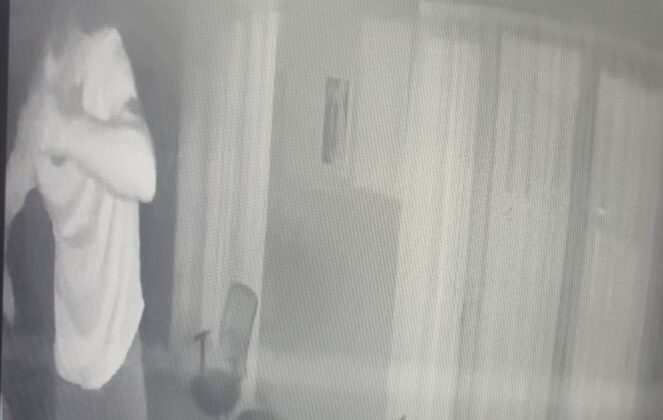 Kameranın açısını değiştirdi önce kameraya sonra polise yakalandı