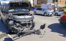  Hafif ticari araçla otomobil çarpıştı : 4 yaralı