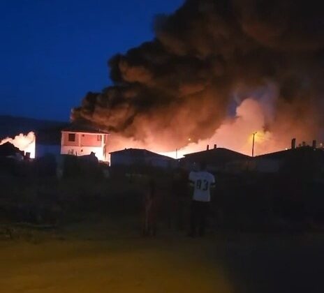 Gelibolu’da hurdalıkta çıkan yangın evlere sıçradı