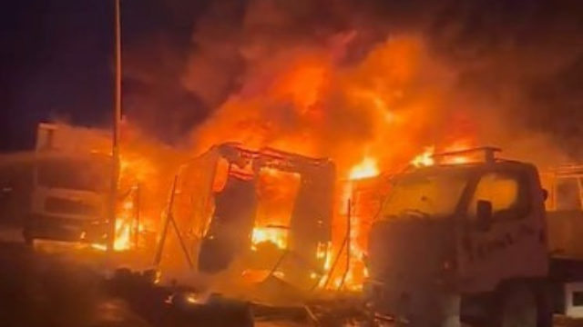 Bursa’da 3 kamyon ve 1 tır alev alev yandı, ortalık savaş alanına döndü