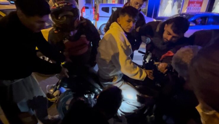 Kaza sonrası genç sürücünün ayağı motosikletin pedal demirine sıkıştı