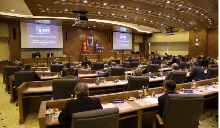 Büyükşehir’de “Koltuk Krizi” ve Virüslü Çilek Skandalı