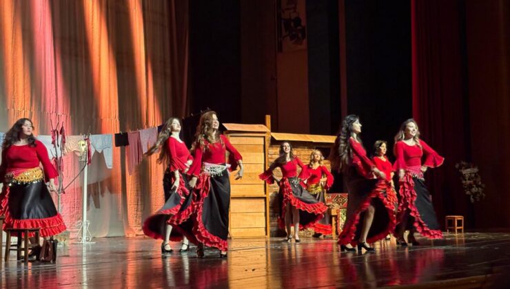 Unutulmaz bir tiyatro gecesi: Aşk, delilik ve tutku aynı sahnede buluştu