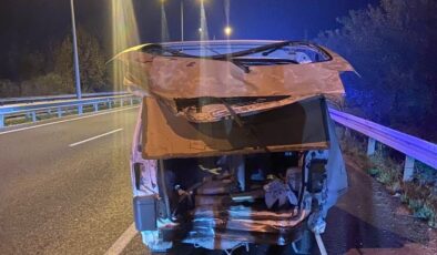 Çekici kamyonet, ticari araca çarptı : 2 ölü