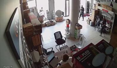 Bursa’da hissedilen deprem anı kameraya yansıdı