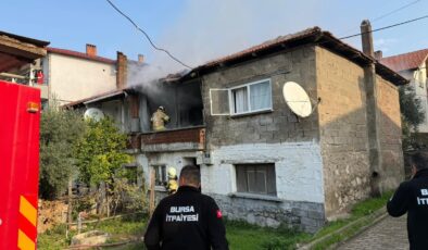 İki katlı evde yangın paniği mahalleyi sardı