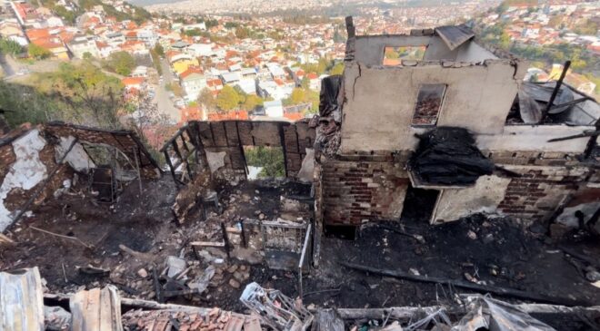 Yangını söndürmek için su almaya gitti, mutfakta dumandan zehirlendi