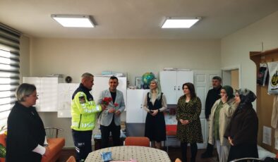 Karacabey’de jandarmadan Öğretmenler Günü’nde anlamlı ziyaret