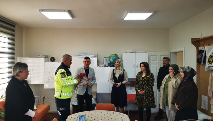 Karacabey’de jandarmadan Öğretmenler Günü’nde anlamlı ziyaret