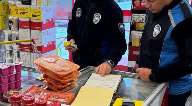 Ezine’de tarihi geçmiş ve etiketsiz ürün satan 2 markete 596 bin TL ceza