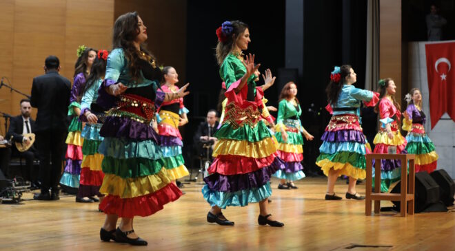 Bursa Büyükşehir Belediyesi Orkestra Şube Müdürlüğü Çalgıcı Mektebi Orkestrası tarafından düzenlenen ‘Roman ve Balkan Gecesi’ ile vatandaşlar müzik dolu bir akşam geçirdi.