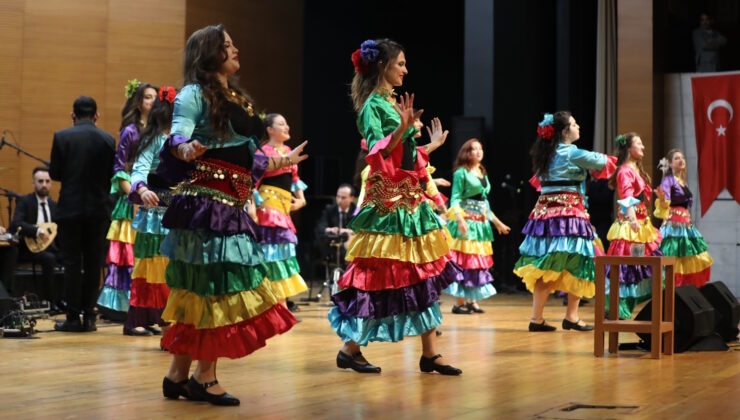 Bursa Büyükşehir Belediyesi Orkestra Şube Müdürlüğü Çalgıcı Mektebi Orkestrası tarafından düzenlenen ‘Roman ve Balkan Gecesi’ ile vatandaşlar müzik dolu bir akşam geçirdi.