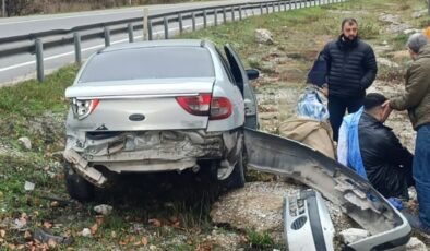 Kontrolden çıkan otomobil bariyerlere çarpıp refüje girdi; 2 kişi yaralı