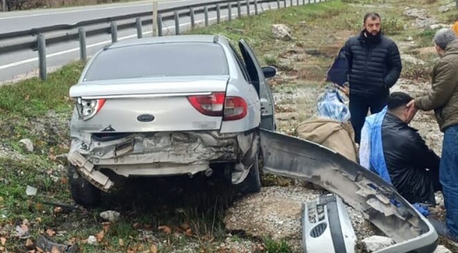 Kontrolden çıkan otomobil bariyerlere çarpıp refüje girdi; 2 kişi yaralı