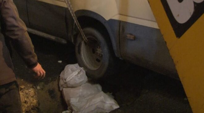 Küçükçekmece’de minibüs yağmur sonrası çöken yola düştü