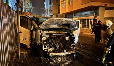 Üsküdar’da park halindeki araç alev alev yandı: O anlar kamerada