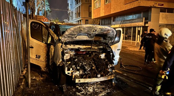 Üsküdar’da park halindeki araç alev alev yandı: O anlar kamerada