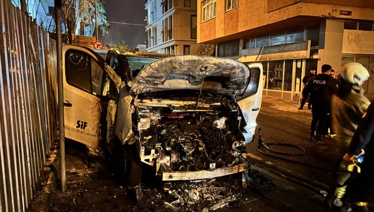 Üsküdar’da park halindeki araç alev alev yandı: O anlar kamerada