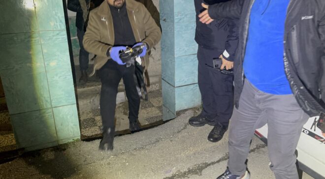 Eve yapılan baskında cephanelik çıktı, arama sırasında polise saldırdılar