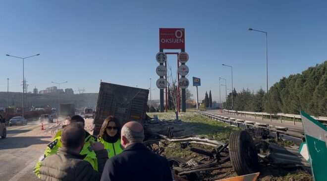 Bariyerlere saplanıp demir yığınına dönen kamyon kabininde can pazarı