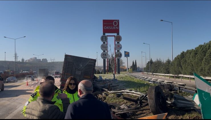 Bariyerlere saplanıp demir yığınına dönen kamyon kabininde can pazarı