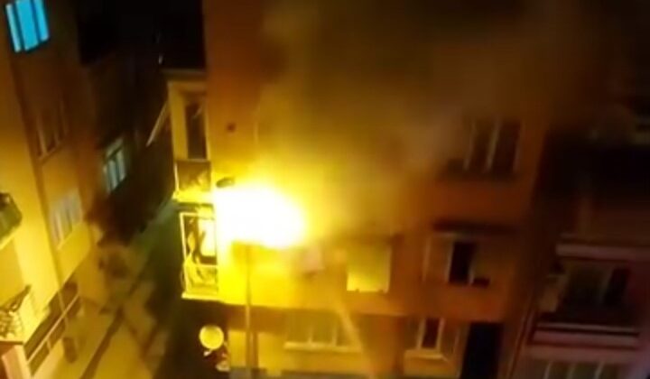 Evin balkonunda çıkan yangın paniğe neden oldu