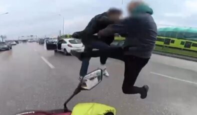Bursa’da trafikte uçan tekmeli kavga
