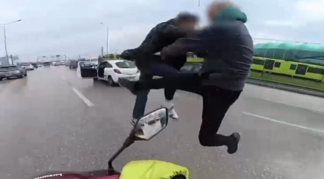 Bursa’da trafikte uçan tekmeli kavga