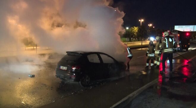 Maltepe’de seyir halindeki otomobil alev alev yandı