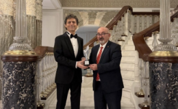 Akif Manaf’a Bir Barış Ödülü Daha: Dünyaca Ünlü Yazar Egeyön Barış Ödülünü Aldı