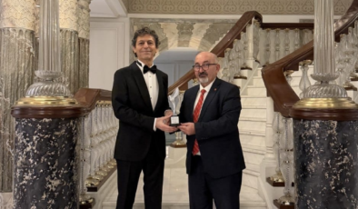 Akif Manaf’a Bir Barış Ödülü Daha: Dünyaca Ünlü Yazar Egeyön Barış Ödülünü Aldı