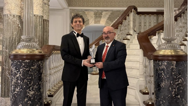 Akif Manaf’a Bir Barış Ödülü Daha: Dünyaca Ünlü Yazar Egeyön Barış Ödülünü Aldı