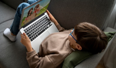 Uzmandan ailelere kritik uyarı: Erken yaşta kontrolsüz ekran kullanımı dil ve sosyal gelişimi olumsuz etkileyebilir