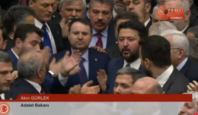 TBMM’de yemin öncesi gerginlik! Bakanlar vekiller arasında yemin etti