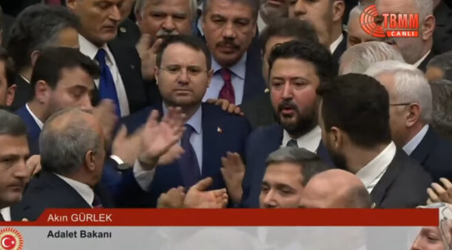 TBMM’de yemin öncesi gerginlik! Bakanlar vekiller arasında yemin etti