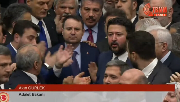 TBMM’de yemin öncesi gerginlik! Bakanlar vekiller arasında yemin etti