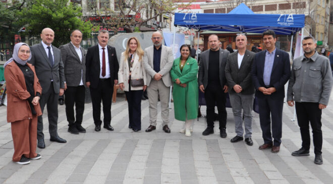 Anahtar Parti Bursa’da 200 bin ata tohumunu 2 saatte dağıttı