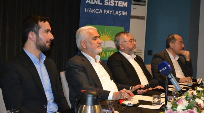 HÜDA PAR Genel Başkanı Zekeriya Yapıcıoğlu</strong><strong>, partisinin Bursa İl Başkanlığı tarafından düzenlenen iftar programında teşkilat mensuplarıyla bir araya geldi