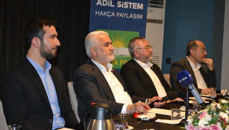 HÜDA PAR Genel Başkanı Zekeriya Yapıcıoğlu</strong><strong>, partisinin Bursa İl Başkanlığı tarafından düzenlenen iftar programında teşkilat mensuplarıyla bir araya geldi