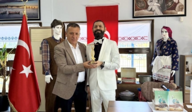 Akif Manaf’a Büyük Mübadele Derneği’nden Evrensel Kardeşlik ve Barış Ödülü