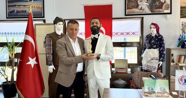 Akif Manaf’a Büyük Mübadele Derneği’nden Evrensel Kardeşlik ve Barış Ödülü