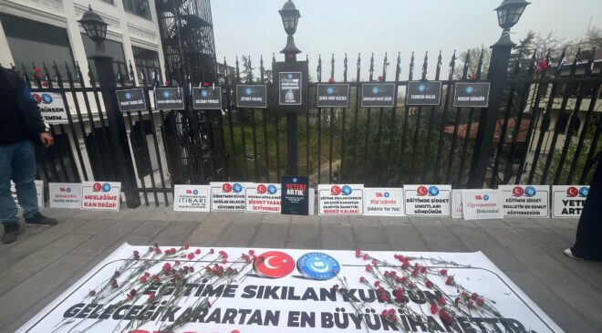 Kalemler Konuşuyor, Karanfiller Ağlıyor…