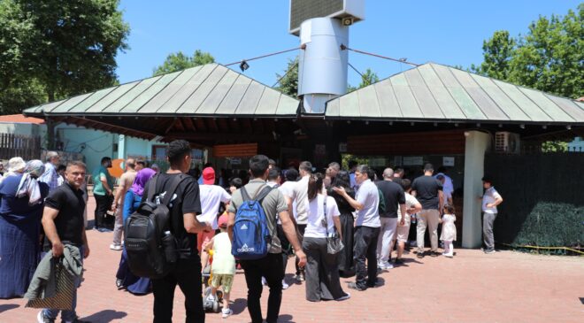 Bursa Hayvanat Bahçesi’ne bayramda ziyaretçi akını
