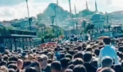 Eminönü’nde Yoğun Vapur ve Yaya Hareketliliği