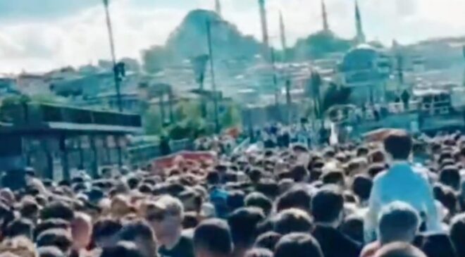 Eminönü’nde Yoğun Vapur ve Yaya Hareketliliği