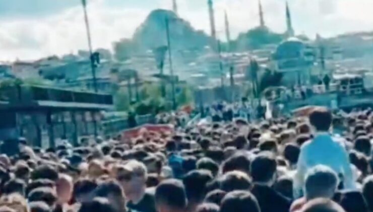 Eminönü’nde Yoğun Vapur ve Yaya Hareketliliği