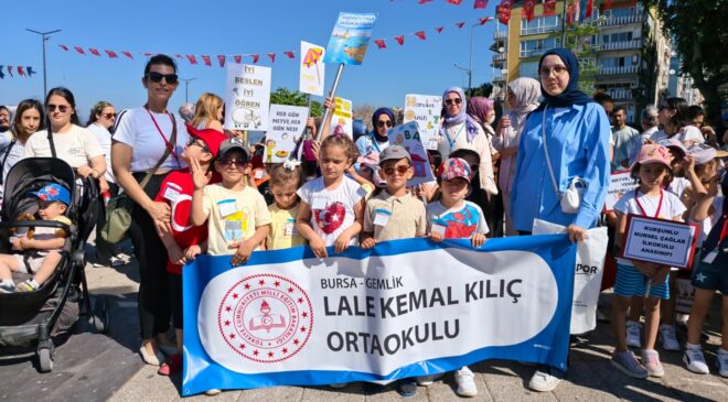 1240 Minik Öğrencinin Yürüyüşü Gemlik Sahilini Şenlik Alanına Çevirdi