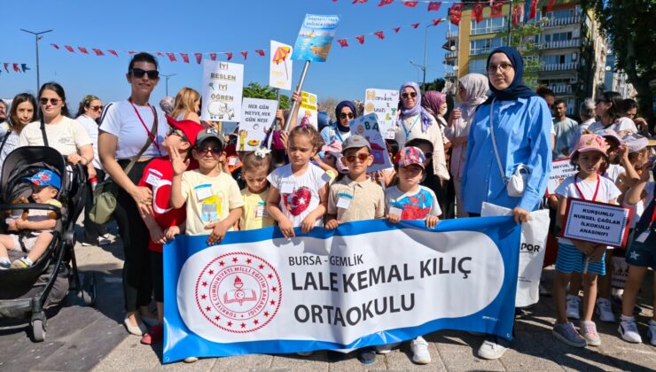 1240 Minik Öğrencinin Yürüyüşü Gemlik Sahilini Şenlik Alanına Çevirdi